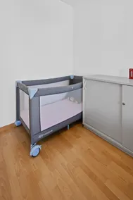 Large apartment with views & free parking - Image 5