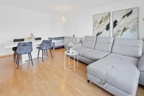 Large apartment with views & free parking - Image 3
