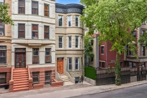 Prime Location 2BDR Loft: Patio, Steps to Subway - Image 4