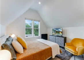 Trendy Fun Studio Apartment - Image 3