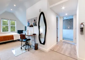 Trendy Fun Studio Apartment - Image 5