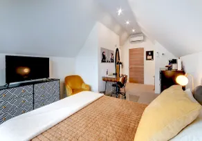 Trendy Fun Studio Apartment - Image 2