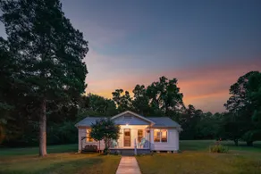 Back in Time 1940s Lake View House - Image 2