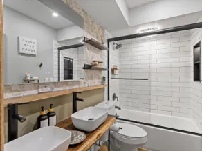3-Bed Townhouse W/PKG 25M From Airport - Image 3