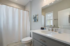 Cozy guest suite with workspace & TV - Image 4