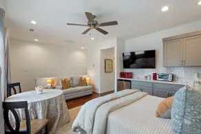 Cozy guest suite with workspace & TV - Image 2