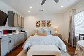 Cozy guest suite with workspace & TV - Image 5