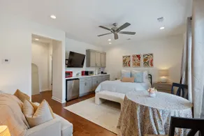 Cozy guest suite with workspace & TV - Image 3