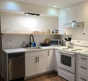 Sweet Little Suite- 2 bdrm,deck,W/D,BBQ,central - Image 5