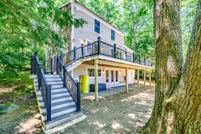 Waterfront Vacation Retreat with lots of Amenities - Image 3