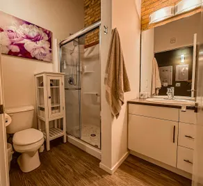 Heart of the City: Cozy 2-Bed Loft - Image 5