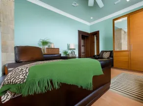 Spacious Chic Gateway to Delve into Historic City. - Image 3