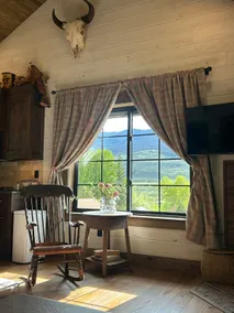 Rustic Elegant Cabin - 5 Mins to Yellowstone - Image 4