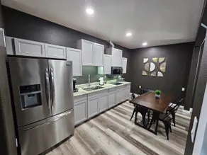 #3-NEW apt peaceful/2 queen bedsEV-Level-2 charger - Image 3
