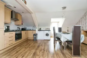 Stylish Penthouse apartment, short walk to fabulous beach, pubs and restaurants - Image 4