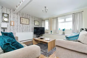 Stylish Penthouse apartment, short walk to fabulous beach, pubs and restaurants - Image 2