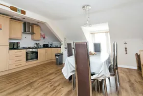 Stylish Penthouse apartment, short walk to fabulous beach, pubs and restaurants - Image 5