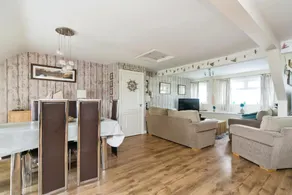 Stylish Penthouse apartment, short walk to fabulous beach, pubs and restaurants - Image 3
