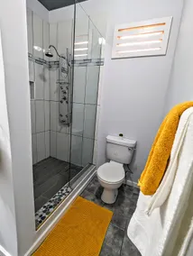 Private 2-Suite Home Near Airport | Kitchen + AC - Image 5