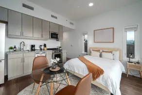 Centrally Located Studio in DT - Image 4