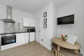 London Apartment close to the Tube + Free Parking - Image 4