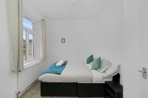 London Apartment close to the Tube + Free Parking - Image 2