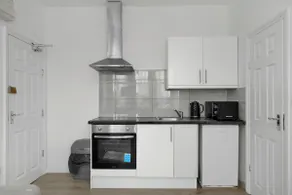 London Apartment close to the Tube + Free Parking - Image 3