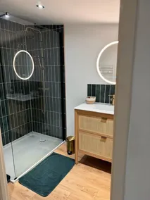 Accommodation with bathroom/toilet - Image 3