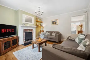 Lovely 2BR Cottage Spacious with Garden - Image 4