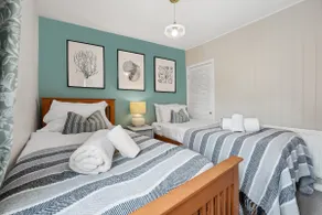 Lovely 2BR Cottage Spacious with Garden - Image 2