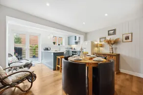 Lovely 2BR Cottage Spacious with Garden - Image 5