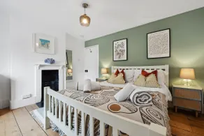Lovely 2BR Cottage Spacious with Garden - Image 3