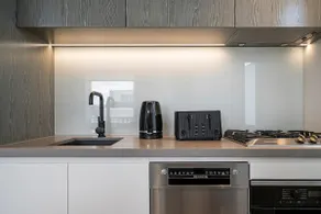 Inviting 2BR Unit w/ Parking near Coogee Beach - Image 2