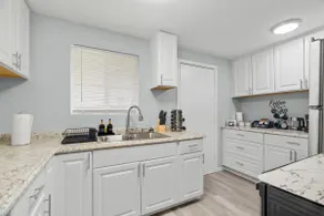 Modern remodeled 2 bedroom with TV's in the rooms - Image 4