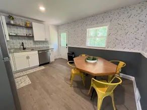 Sapphire Shire: Modern Kitchen & Good Vibes - Image 5