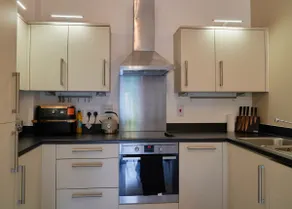 Book Now-2BR Home with Parking & Wi-Fi, Wokingham - Image 2