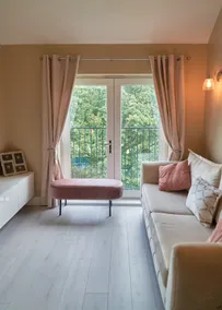 Book Now-2BR Home with Parking & Wi-Fi, Wokingham - Image 5