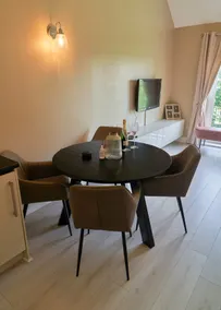 Book Now-2BR Home with Parking & Wi-Fi, Wokingham - Image 3