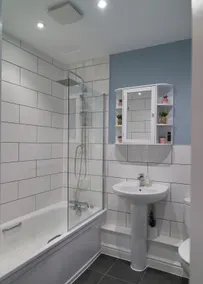 Book Now-2BR Home with Parking & Wi-Fi, Wokingham - Image 4
