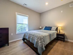 213 Spacious 3BR | Walk to Train | Free Parking - Image 4