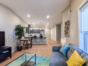 213 Spacious 3BR | Walk to Train | Free Parking - Image 2