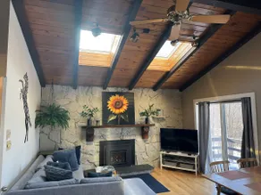 Serene two-level Chalet, 3 minutes from Windham. - Image 3