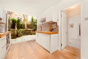 Spacious and Stylish 3 Bedroom Garden Apartment - Image 4