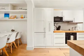 Spacious and Stylish 3 Bedroom Garden Apartment - Image 3