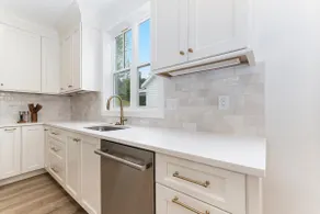 New Build Luxe Lakefront Living, Crystal Lake NoMI - Image 4