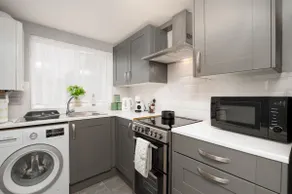 Modern Spacious Home - Parking - Sleeps 6 - minutes from the A1 & the Races - Image 5