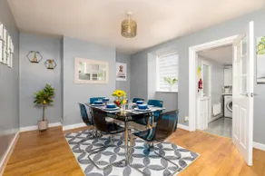 Modern Spacious Home - Parking - Sleeps 6 - minutes from the A1 & the Races - Image 2