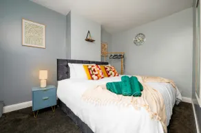 Modern Spacious Home - Parking - Sleeps 6 - minutes from the A1 & the Races - Image 4