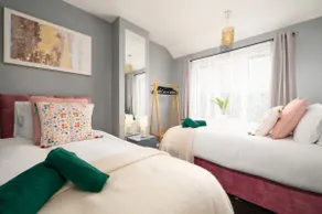 Modern Spacious Home - Parking - Sleeps 6 - minutes from the A1 & the Races - Image 3