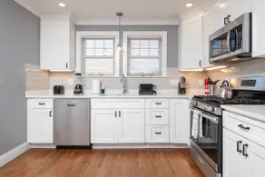 2 Free Parking spots / 4 Bed - 2 Bath / Quiet area - Image 2